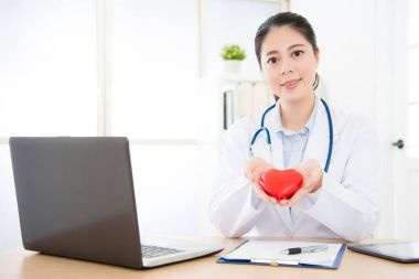 Online hizmet kullanan genç kardiyolog kadın