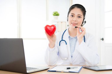 kadın doktor konuşma için kulaklık kullanarak