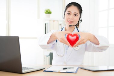 Kişisel ofiste çalışan gülümseyen kadın doktor