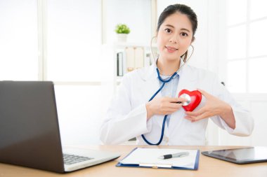 Kendine güvenen kadın hakları doktor çalışma üzerinde Office