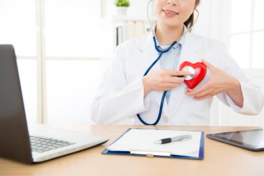 portre fotoğraf gülümseyen zarif kadın doktor