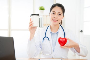 genç kadın Kardiyoloji doktor yüzü kamera için