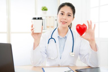 Kendine güvenen kadın hakları doktor kahve fincanı holding