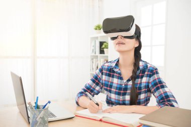 işkadını VR kulaklık gözlük ile çizim