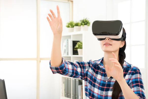 取得 Vr ヘッドセットを使用する女性のクローズ アップ — ストック写真