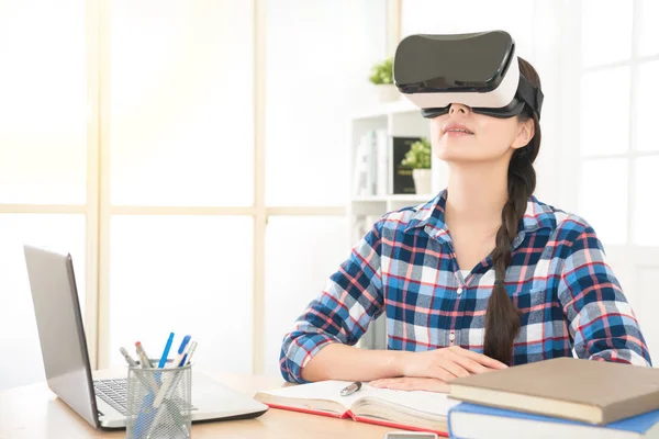 Student studeert met VR-bril — Stockfoto