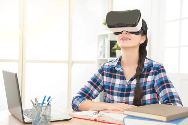 Werken bij huis dragen virtuele realiteit meisje — Stockfoto
