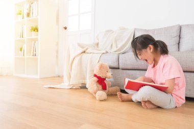 güzel kadın çocuk oyuncak ayı ile