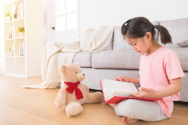 güzel çocuklar ödevlerini dikkatlice okuduktan