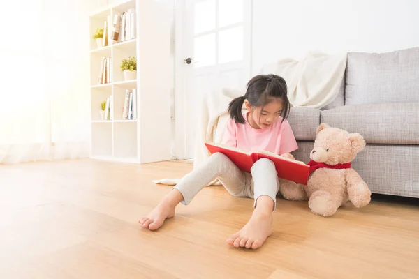 Schattig klein meisje met teddybeer foto's delen — Stockfoto