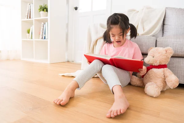 Close-up van kinderen lezen het verhaal aan haar teddy — Stockfoto