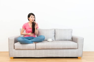 Güzellik çekici kadın şeker donut yemek