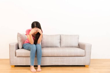 rahatsız kadın elini alnına koydu.