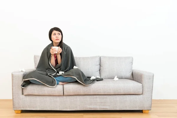 Teenger fêmea pegar um resfriado sentado no sofá — Fotografia de Stock