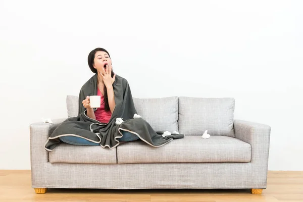 Joven atractiva mujer sintiéndose cansado bostezar — Foto de Stock