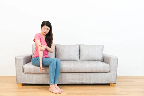 Elegante signora in sfondo bianco con pavimento in legno — Foto Stock