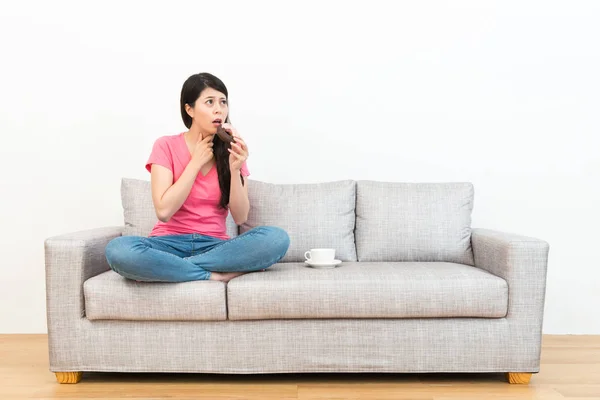 Schoonheid vrouwelijke tiener pijnlijke keel gevoel — Stockfoto