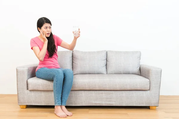 Bella ragazza elegante rendendo le emozioni dolorose — Foto Stock