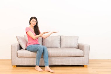 Asyalı kadın hareketleri reklam için gösterilen