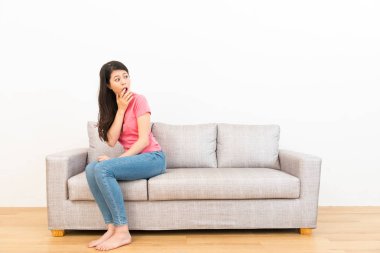 arkasında etrafa heyecanlı kadın döndü