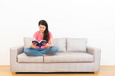 oturma odası üzerinde oturan güzel kız öğrenci 