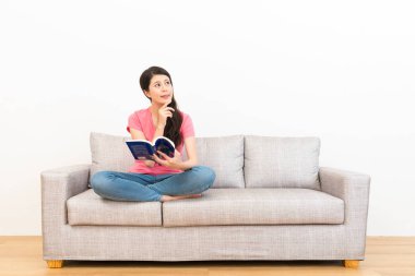 genç kadın kitap düşünme şeyler okuma