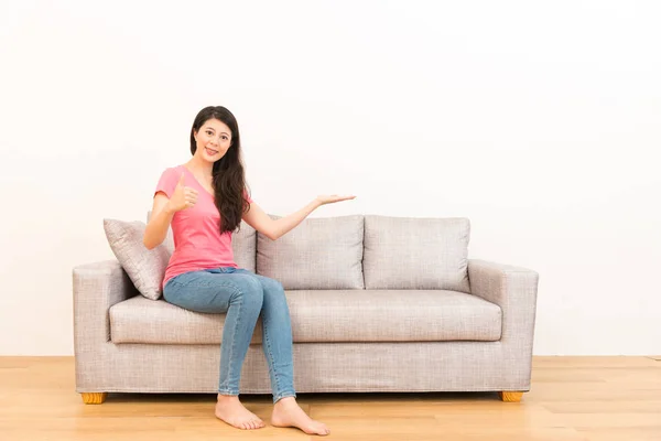 Mujer china haciendo gestos de presentación — Foto de Stock