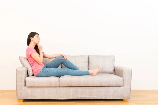 Estudiante sentada en el sofá de la sala — Foto de Stock