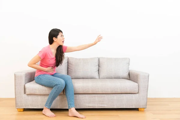 Dolor de estómago en la mujer — Foto de Stock