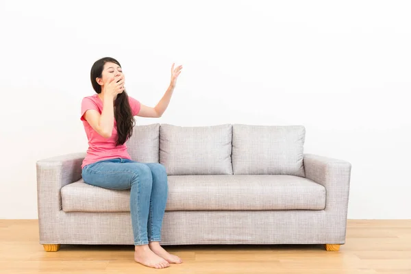 Fatiga mujer cansado bostezar y mostrando parada — Foto de Stock