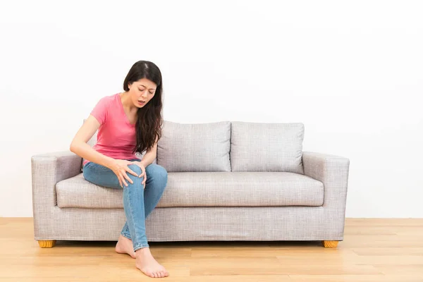 Hermosa mujer sintiendo dolor de rodilla después del deporte — Foto de Stock