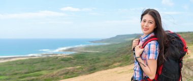 bir sırt çantası taşıyan güzel Asya uzun yürüyüşe çıkan kimse