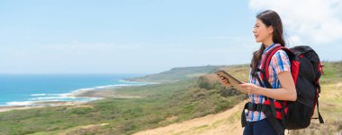 kadın backpacker çevrimiçi tutarak Seyahat Rehberi