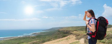 dağın tepesine hiking güzel uzun yürüyüşe çıkan kimse
