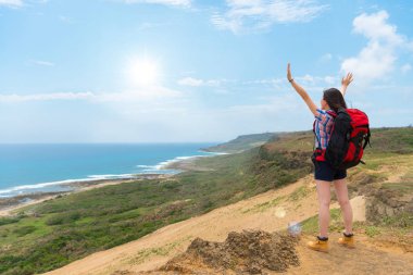 sırt çantası turist yüksek tepelerde ayakta 