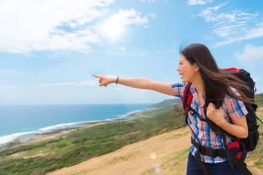 hill dağın tepesinde duran gezgin