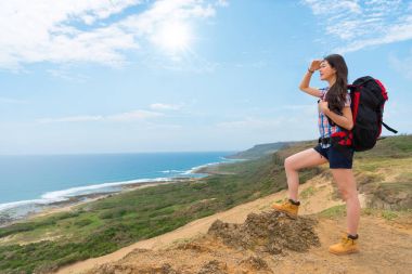 güzel backpacker tepenin üstünde duran