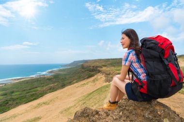 tepelerde oturan gülümseme zarif dağcı 