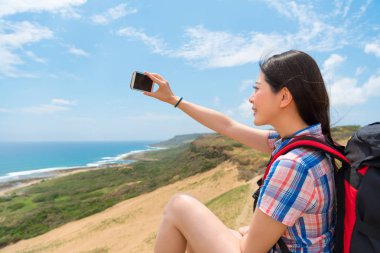 Mobil selfie kullanarak kadın portre fotoğrafı