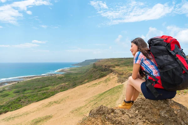 Voyageur de trekking réussi assis sur le dessus — Photo