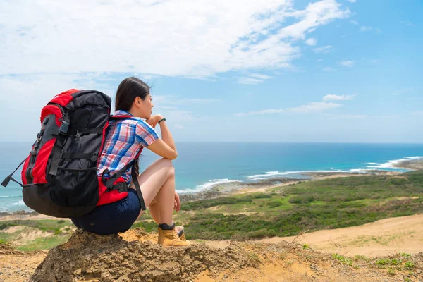 Schöne Studentin geht in den Inselstaat im Meer — Stockfoto