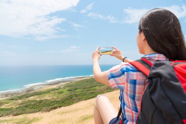 arkadan görünüşü kadın backpacker mobil holding