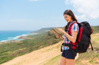 gülümseyen kız öğrenci dokunmatik dijital tablet ekran