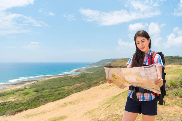 Wanita cantik wisatawan memegang peta panduan membaca — Stok Foto