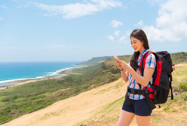 Mobil akıllı telefon kullanarak mutlu kadın uzun yürüyüşe çıkan kimse 