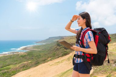 kadın yürüyüş backpacker mobil bilgisayar kullanarak