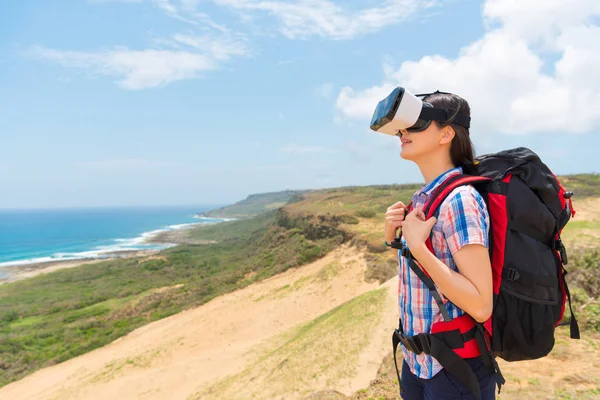 Souriant sac à dos féminin portant la réalité virtuelle — Photo