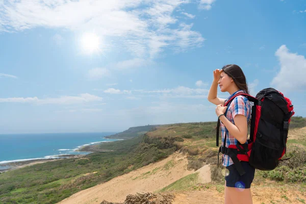 Schöne Wanderung auf den Gipfel des Berges — Stockfoto