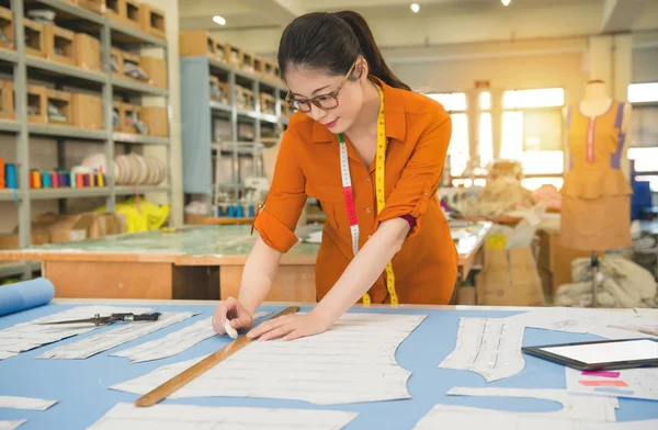 kadın tasarımcı meslek ve iş işgal