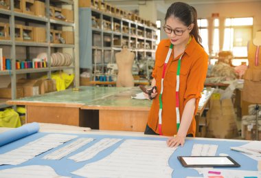 gülümseme şık giyim terzi masasında duran